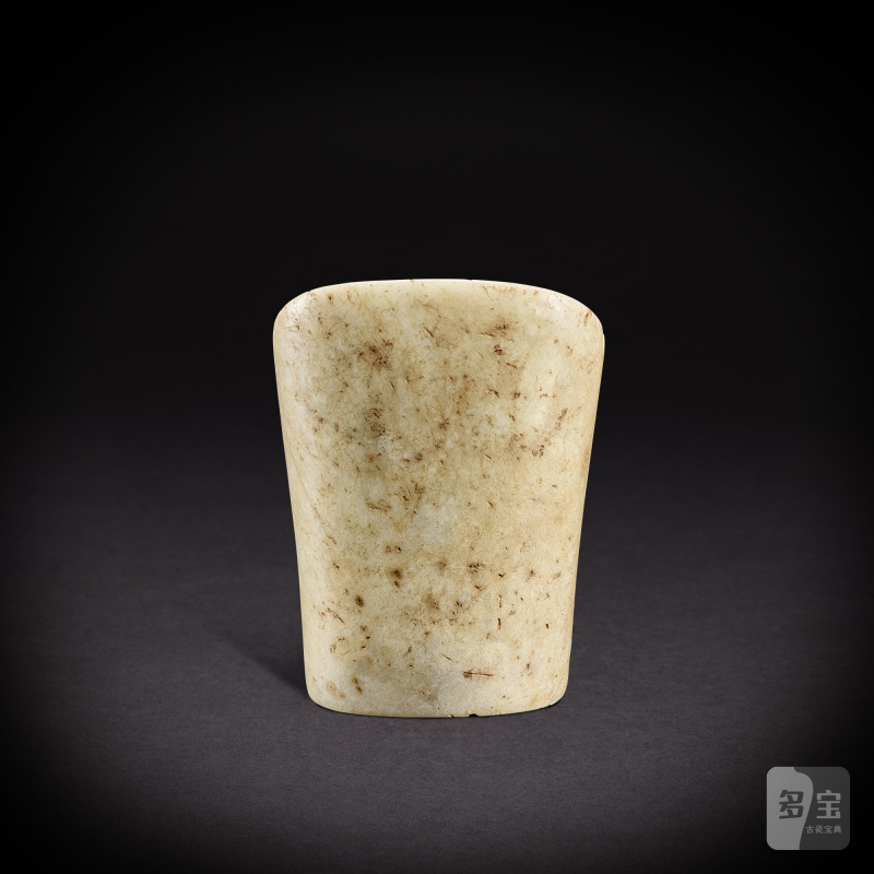 A greyish-celadon jade hoof-shaped ornament, Neolithic period, Hongshan culture | 新石器時代 紅山文化 灰青玉馬蹄管形器 - 图4